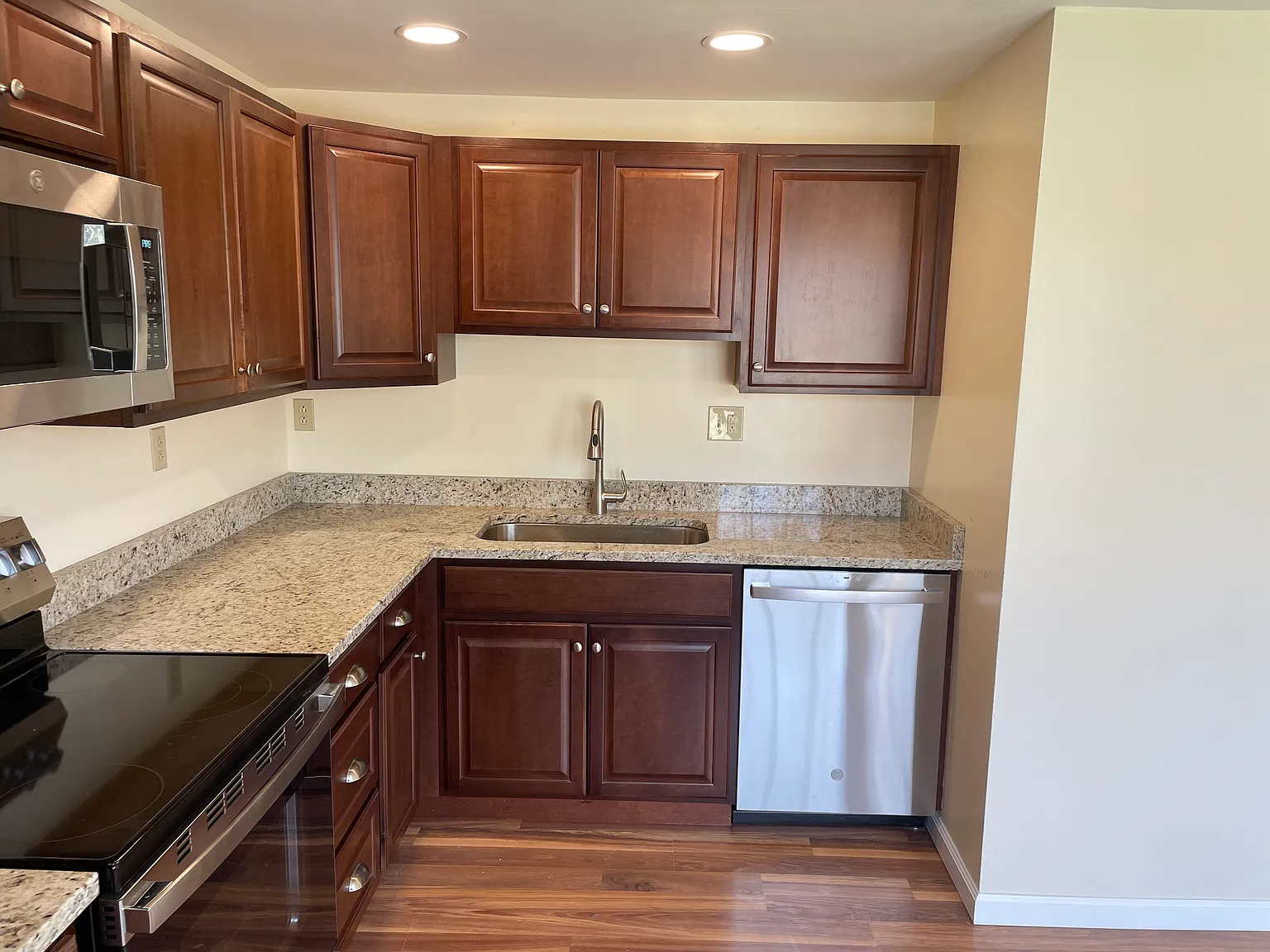 3 bed, 1.5 bath, 1388 sqft, $1,495 — Photo 3