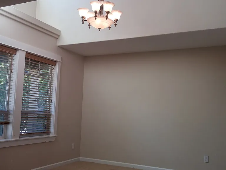 157 SW Chapman Ct — Photo 2