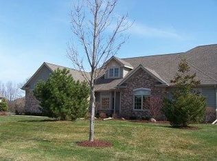 10542 N Hidden Creek Dr, Mequon, WI 53092