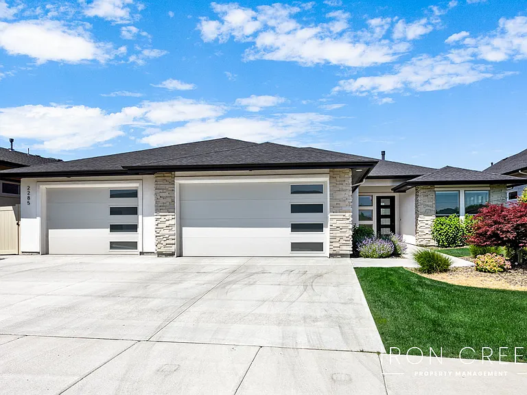 2285 S Aburge Ave — Photo 1