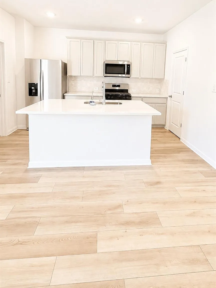 4 bed, 2.5 bath, 2126 sqft, $2,400 — Photo 2