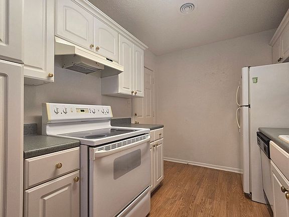 4th image of 1007 Duval Dr