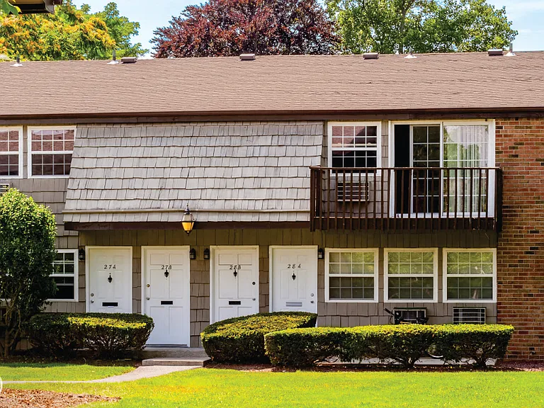 Heatherwood House at Ronkonkoma — Photo 5