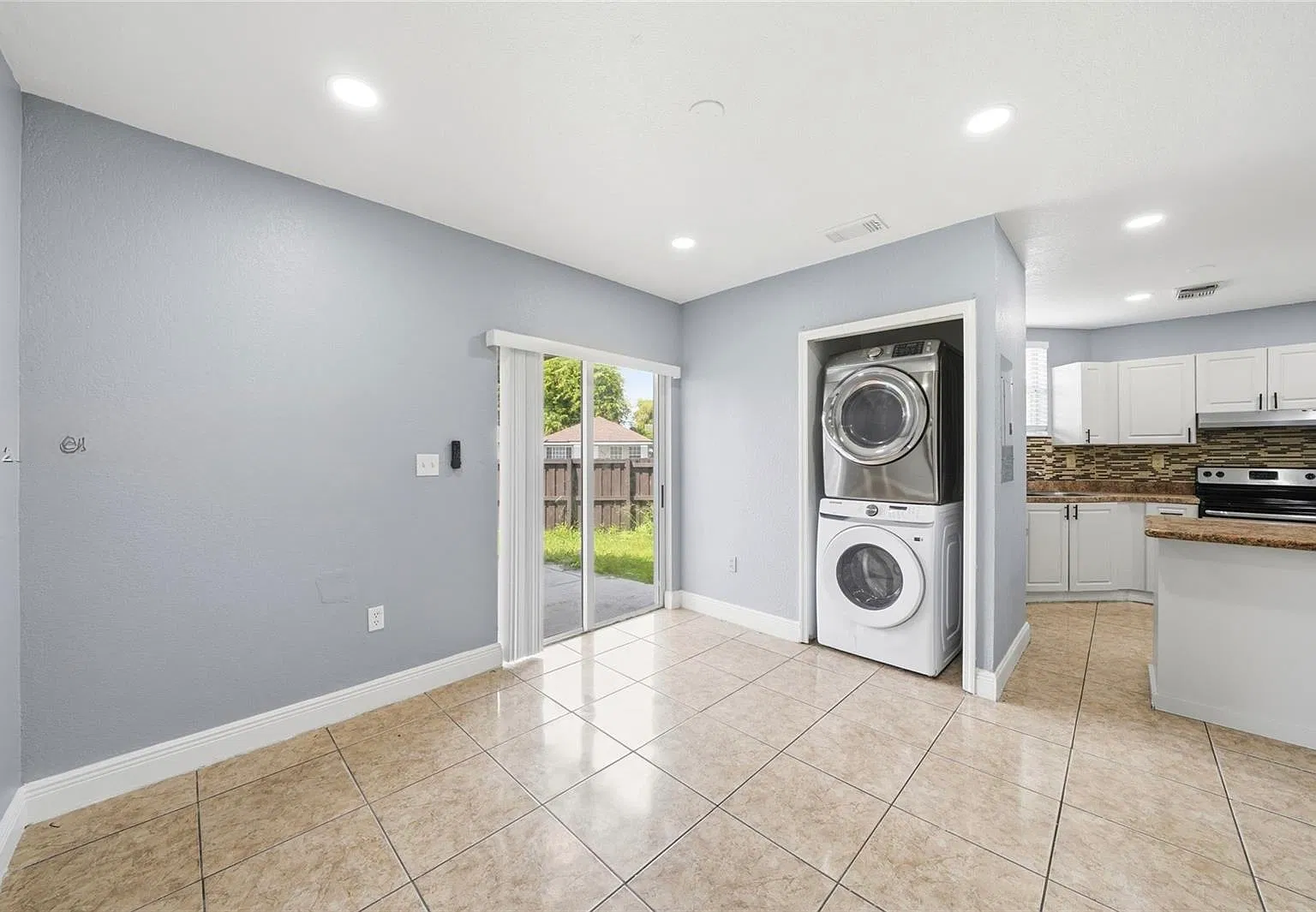 3 bed, 1469 sqft, $2,359 — Photo 4