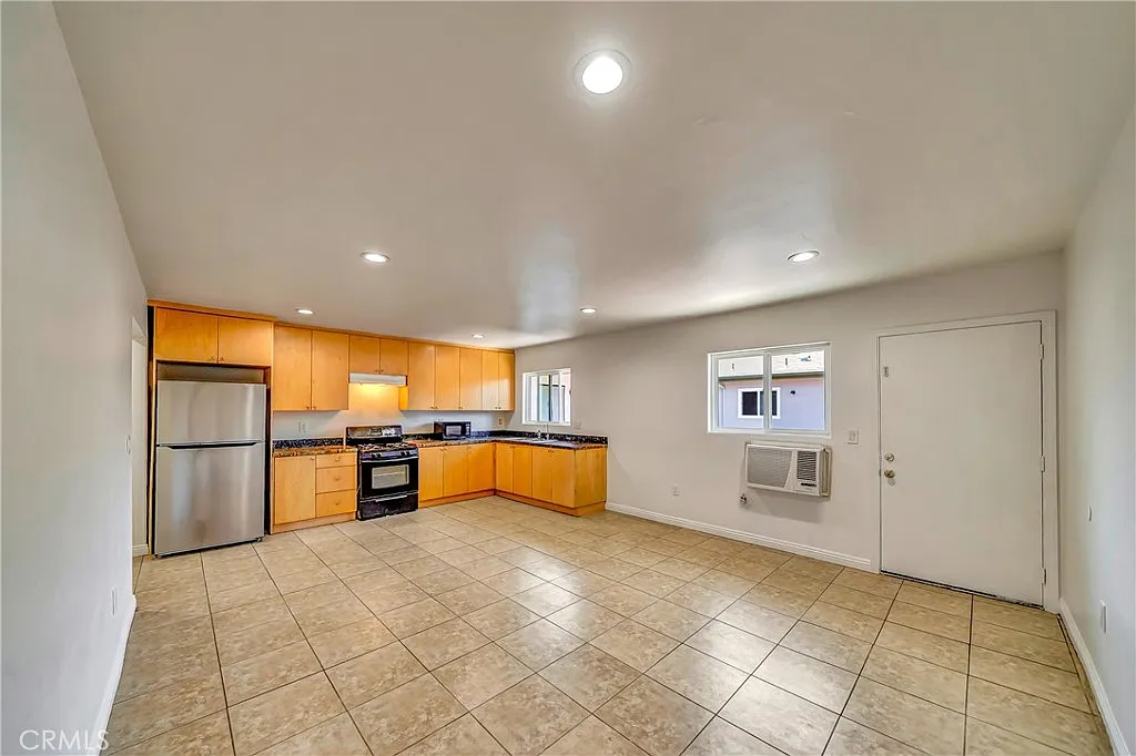 1 bed, 700 sqft, $1,800 — Photo 2