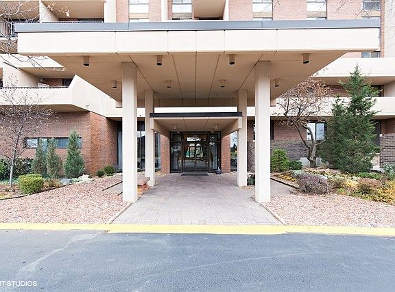 3rd image of 465 W Dominion Dr Unit 309