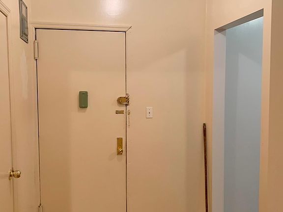 4th image of 3940 Carpenter Ave