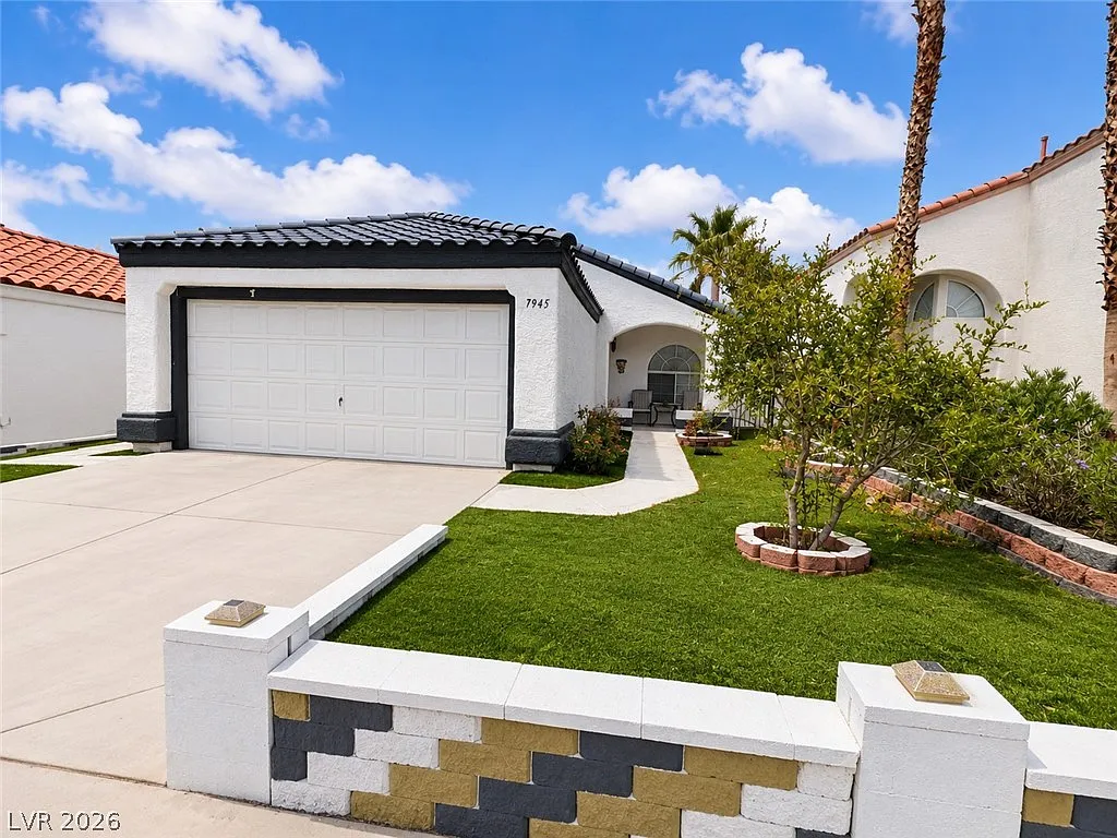 3 bed, 2.0 bath, 1289 sqft, $2,052 — Photo 1
