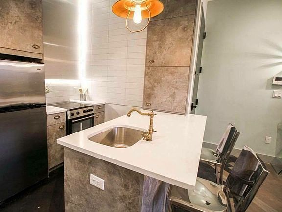 4th image of 104 Scholes St #3C