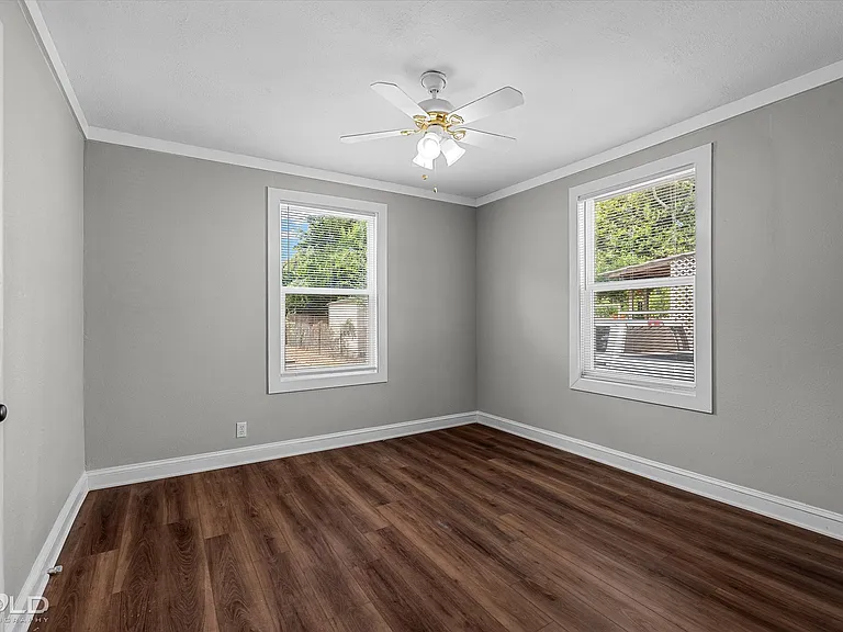 245 E Elmwood St — Photo 5