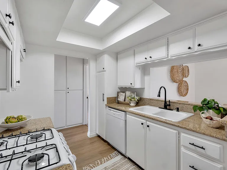 Villa Del Sol Anaheim — Photo 97