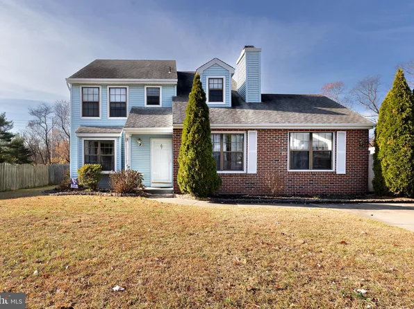 8 Locust Dr, Blackwood, NJ 08012