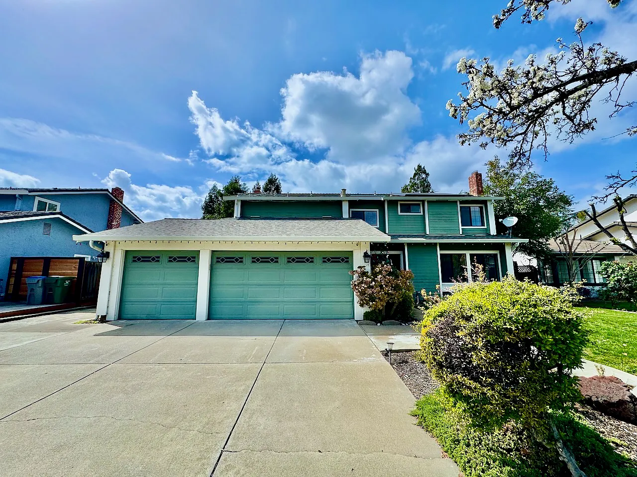 4 bed, 2.5 bath, 2255 sqft, $6,200 — Photo 2