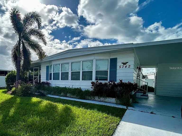 5742 Camelot Dr N — Photo 1