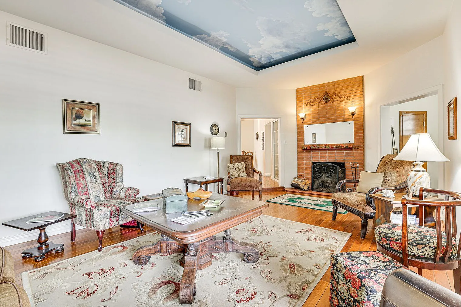 2 bed, 2.0 bath, 1991 sqft, $4,580 — Photo 2