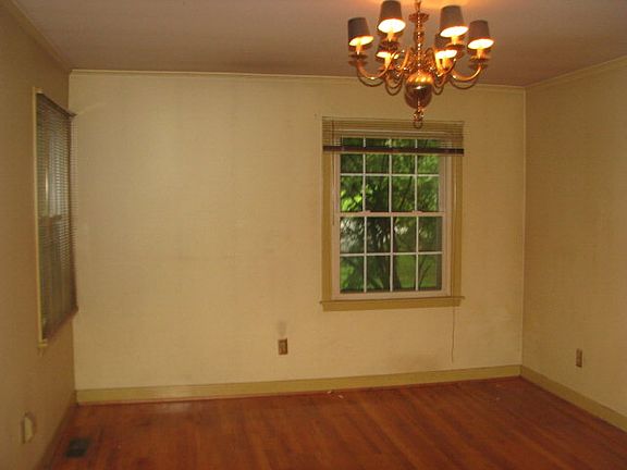 4th image of 110 Hillside Dr