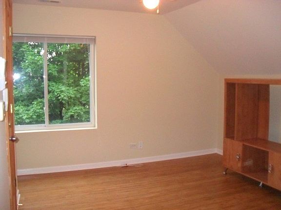 4th image of 2949 N Washtenaw Ave APT 2