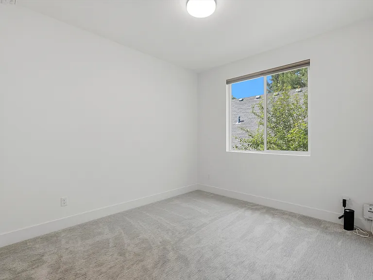 5221 N Maryland Ave — Photo 20