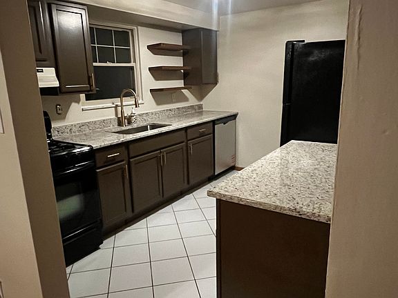 5th image of 136 Wallace Ave #1