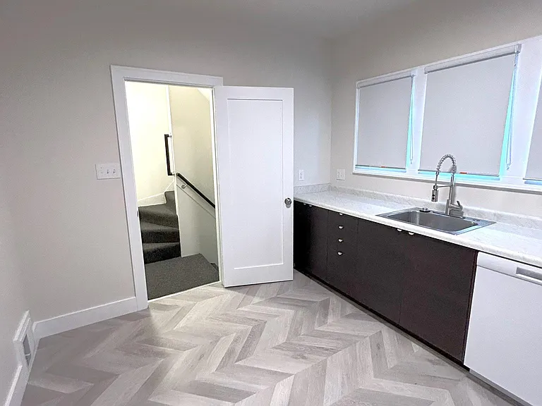 4098 W Grand St — Photo 2