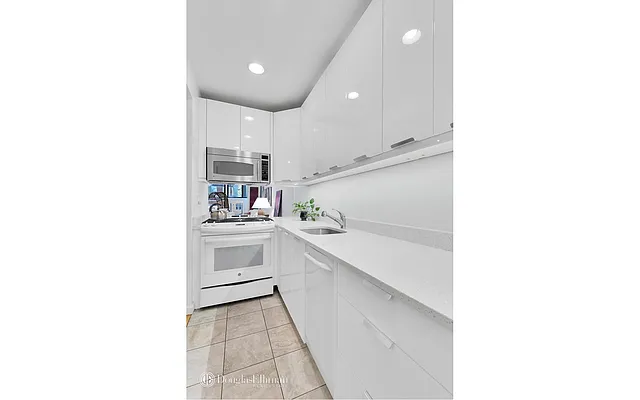 Rented by Douglas Elliman | media 25