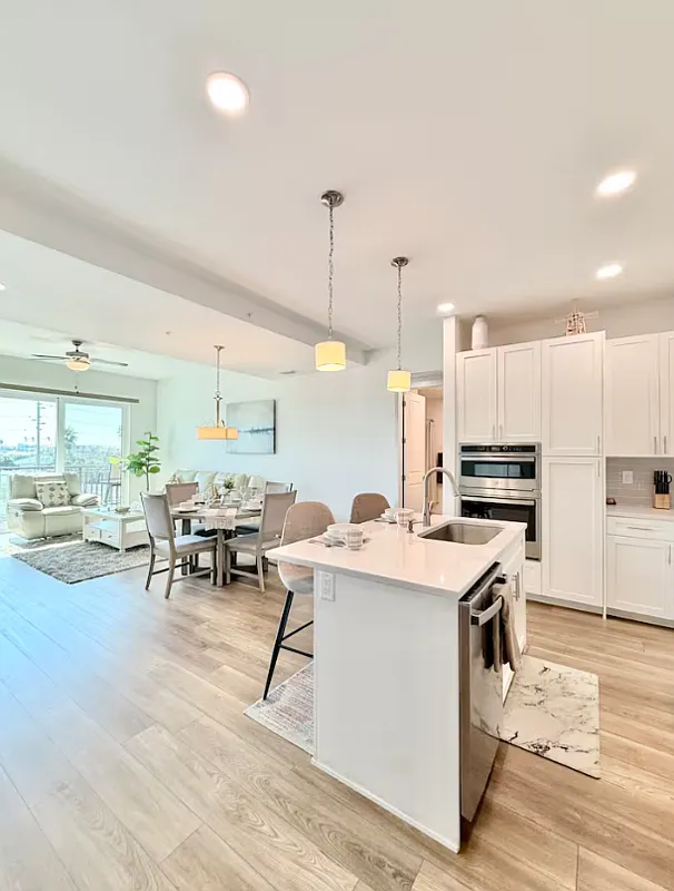 3 bed, 2.0 bath, 1306 sqft, $3,750 — Photo 3