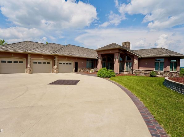 903 9th Ave SW, Jamestown, ND 58401