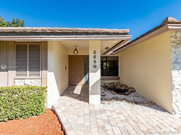 3rd image of 1530 Lakeview Cir