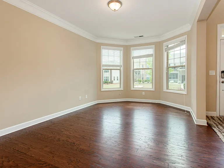 930 Hampton Oaks Dr — Photo 6