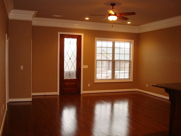 4th image of 16 Village Ct