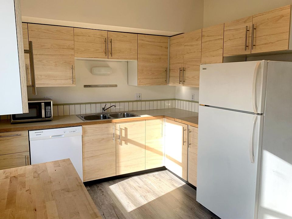 Newer kitchen and appliances