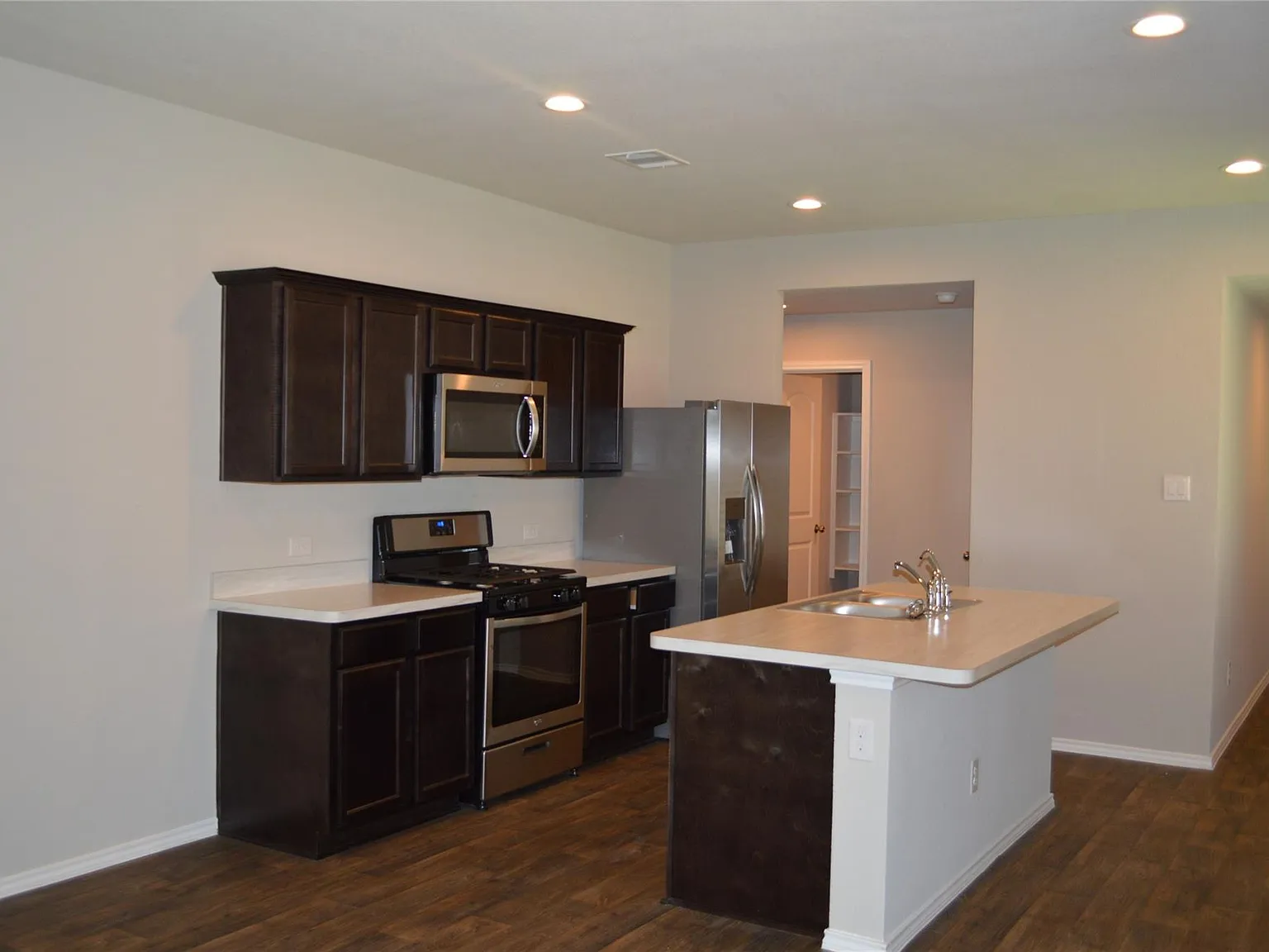 3 bed, 2.0 bath, 1489 sqft, $1,785 — Photo 3