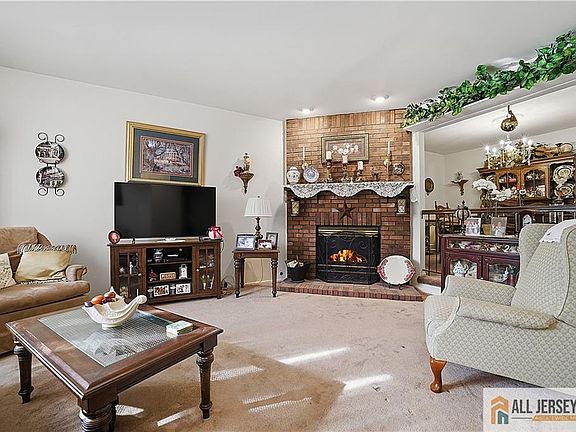 5th image of 26 Peachtree Ln