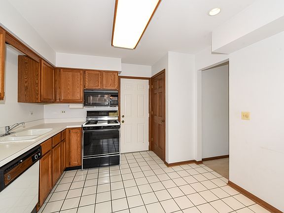 3rd image of 114 Meadowlark Dr