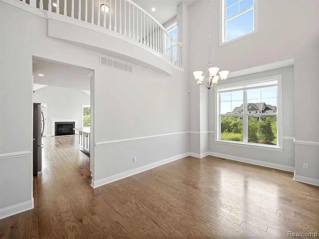 3 bed, 2.5 bath, 2753 sqft, $4,950 — Photo 3