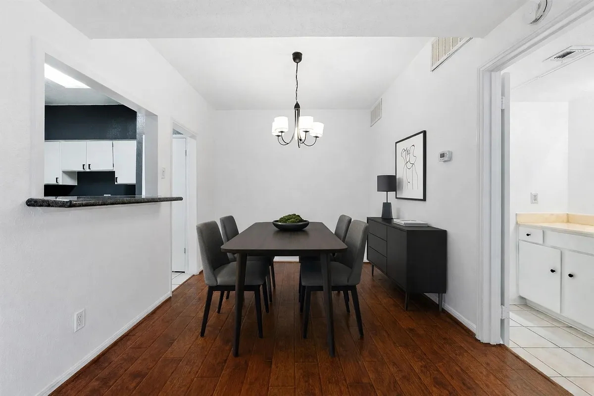 Building Photo - 2100 Tanglewilde St #330