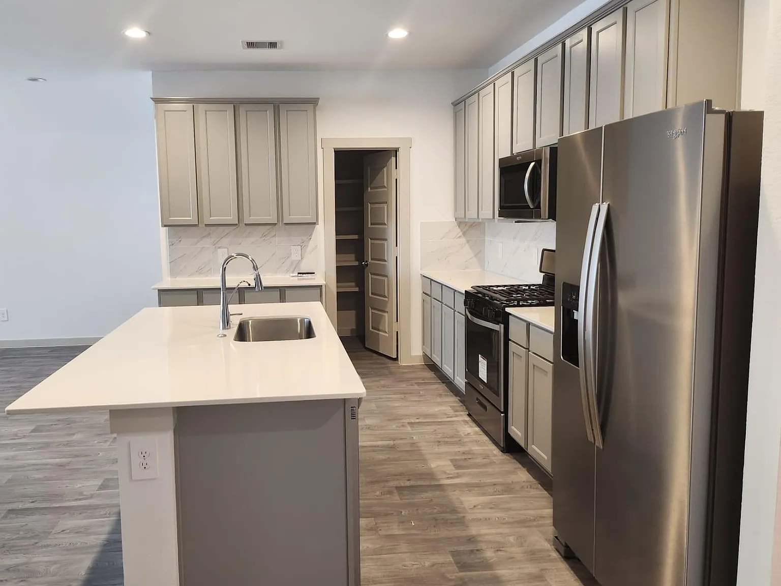 4 bed, 2.0 bath, 2408 sqft, $2,450 — Photo 4