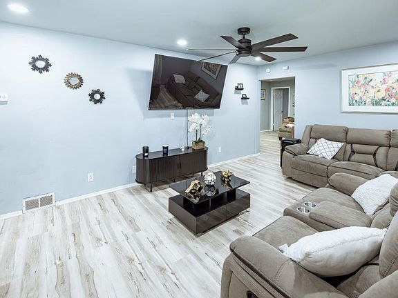 3rd image of 1804 Glen Ave