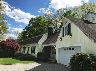 690 Winnepoge Dr, Fairfield, CT 06825