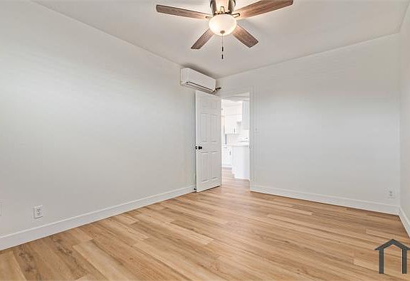4th image of 3319 N 32nd St #17