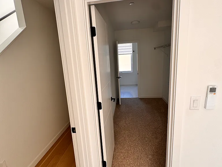 2344 Franklin Ave E — Photo 49