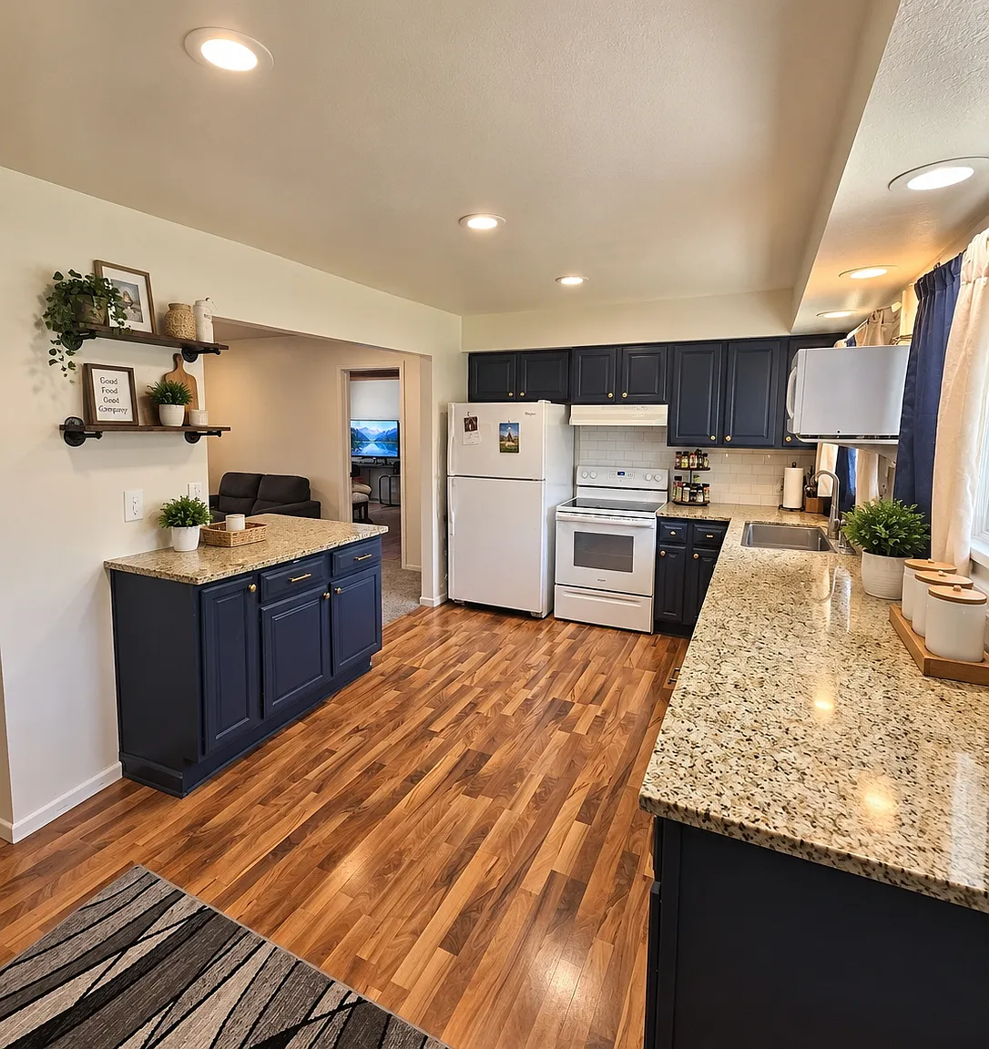 5 bed, 2452 sqft, $2,650 — Photo 2