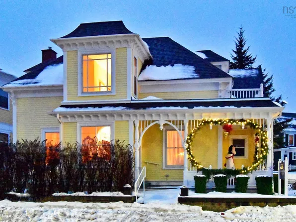 558 Main St, Mahone Bay, NS B0J 2E0