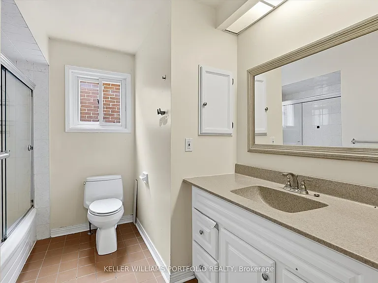 73 Jessica Gdns — Photo 34