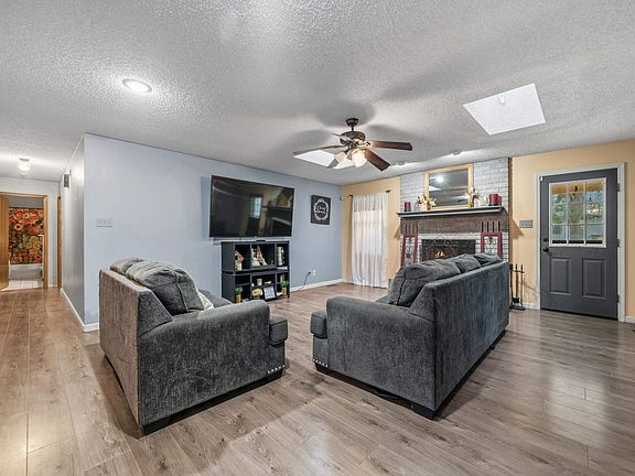 5th image of 105 Chase Pl