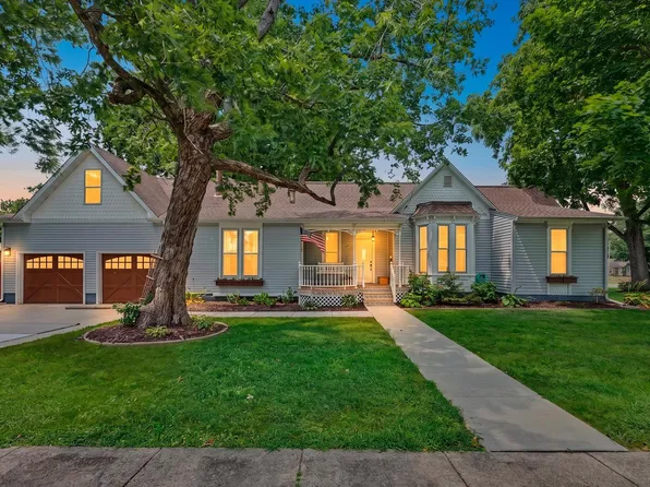 718 N Charter St, Monticello, IL 61856