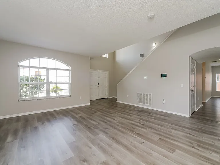 553 Brentford Ct — Photo 5