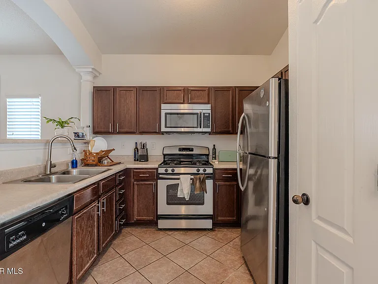 2232 Honour Point Pl — Photo 17