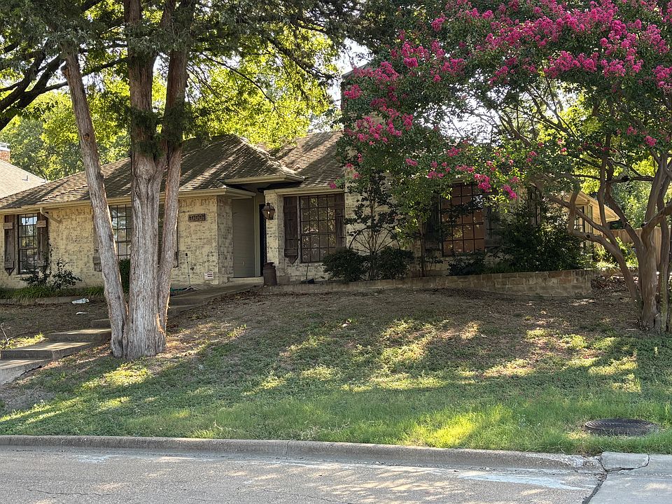 Large Corner Lot/Drive Up w huge Trees