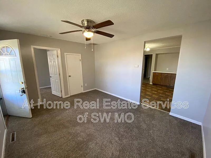 3 bed, 1.0 bath, 924 sqft, $1,025 — Photo 3